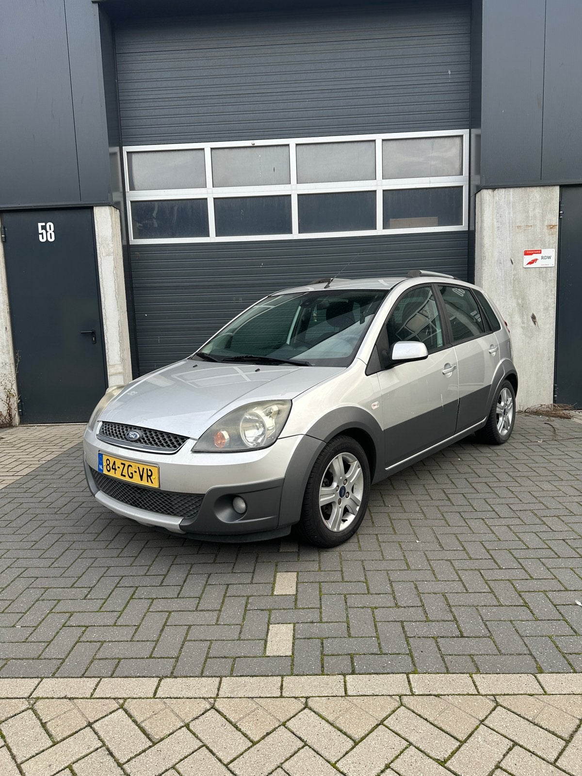 Ford Fiësta 1.4 16V 5DR 2008 Grijs cross