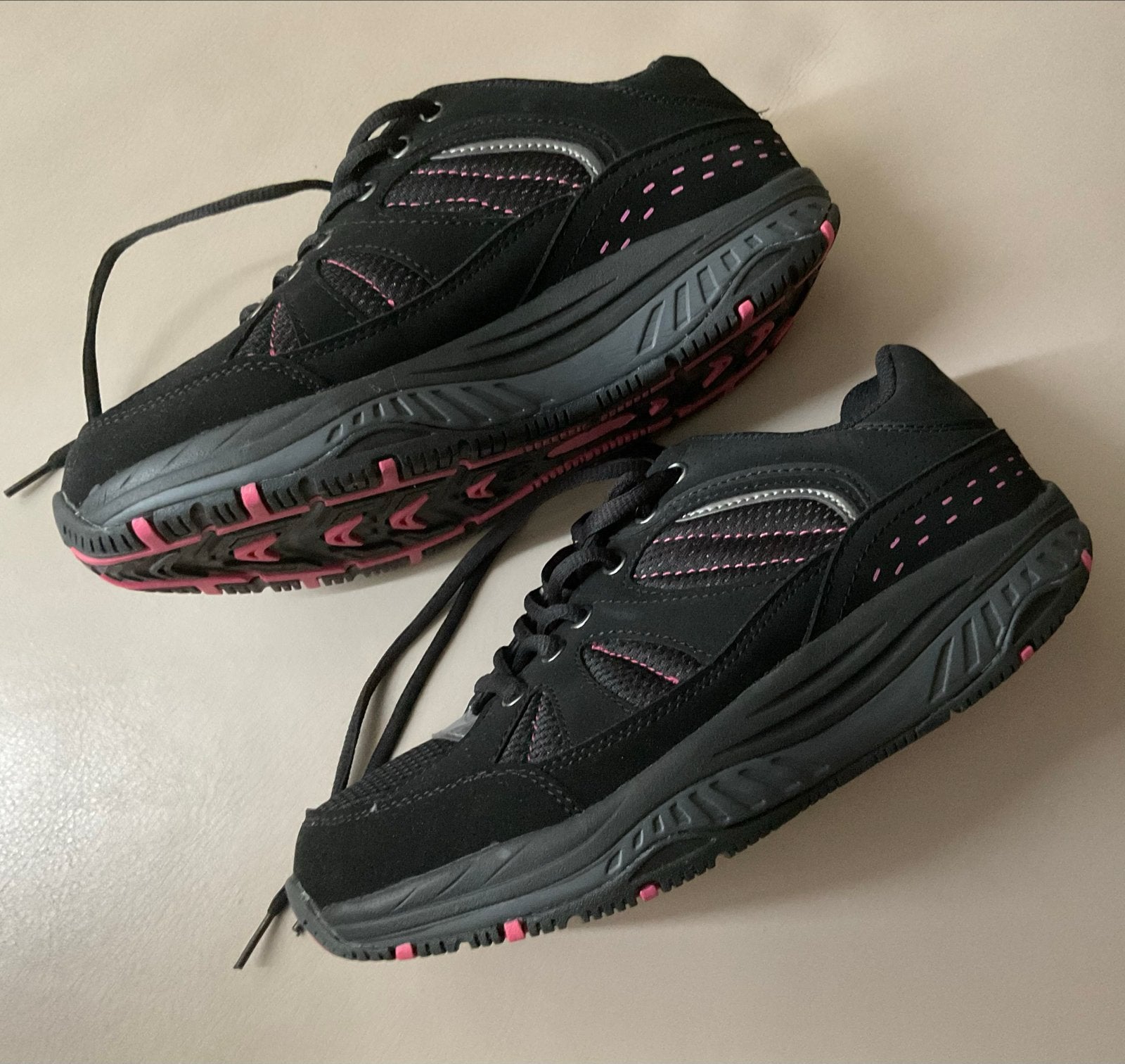 Zwarte sneakers met roze accenten, maat 38 nieuw, Zwart, Nieuw, Ophalen of Verzenden, Sneakers of Gympen