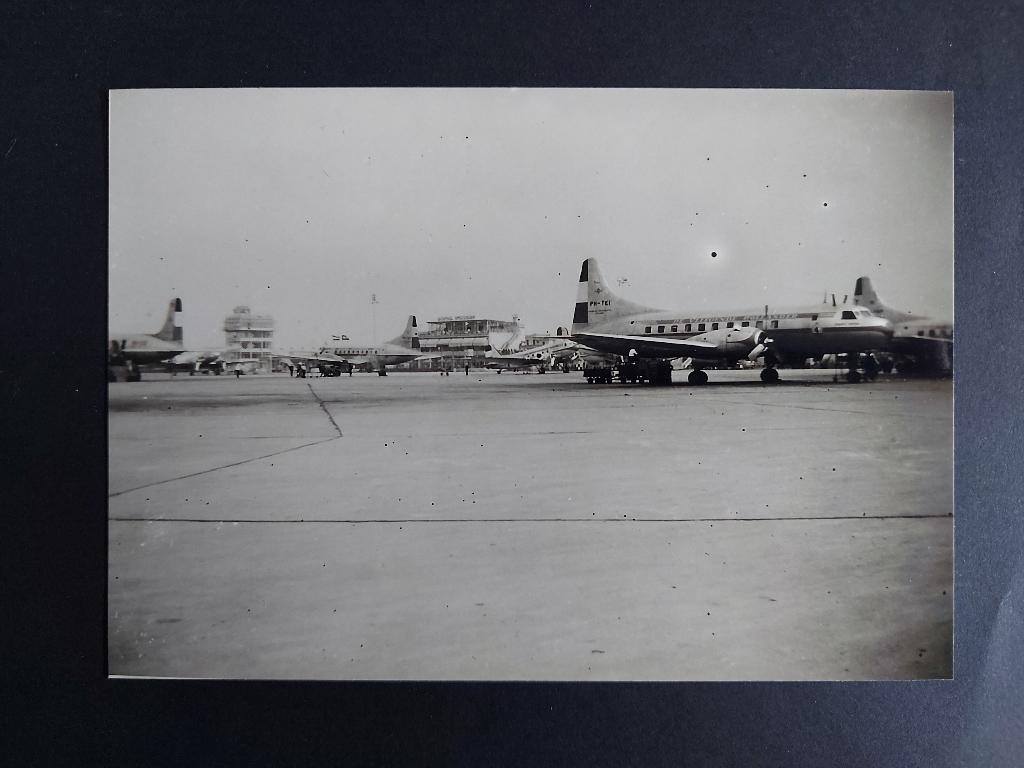 Foto van het Schiphol platform in de jaren 50 (SC97), Verzamelen, Ophalen of Verzenden, Gebruikt, Kaart, Foto of Prent