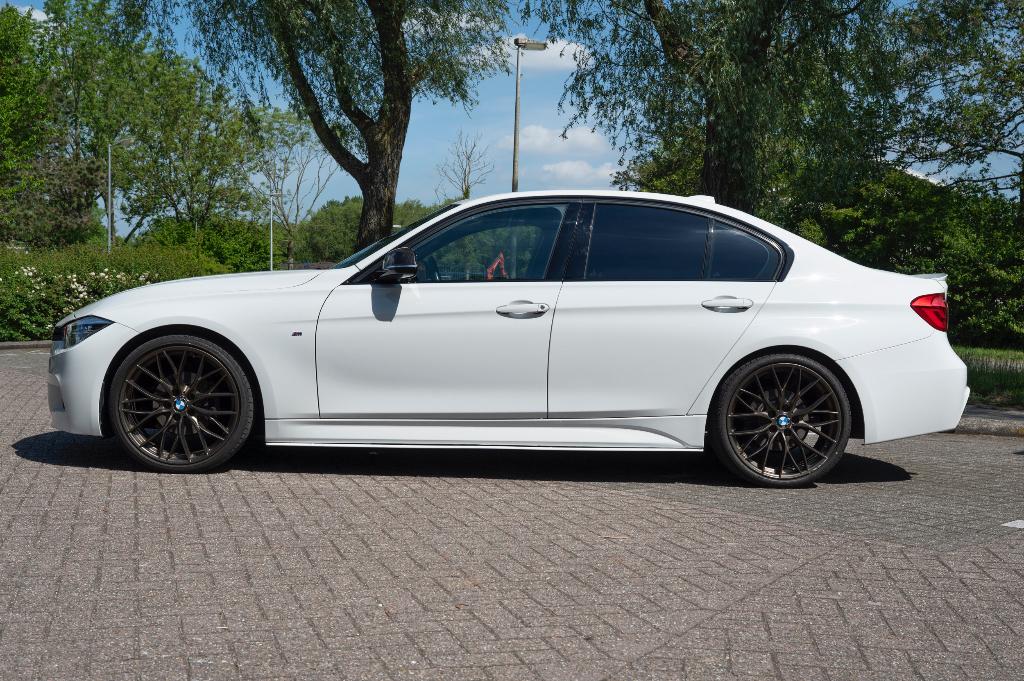 BMW 318i M-Performance AppleCarplay NL/NAP/BTW/afn. TREKHAAK, Automaat, Skiluik, Alcantara, Wit