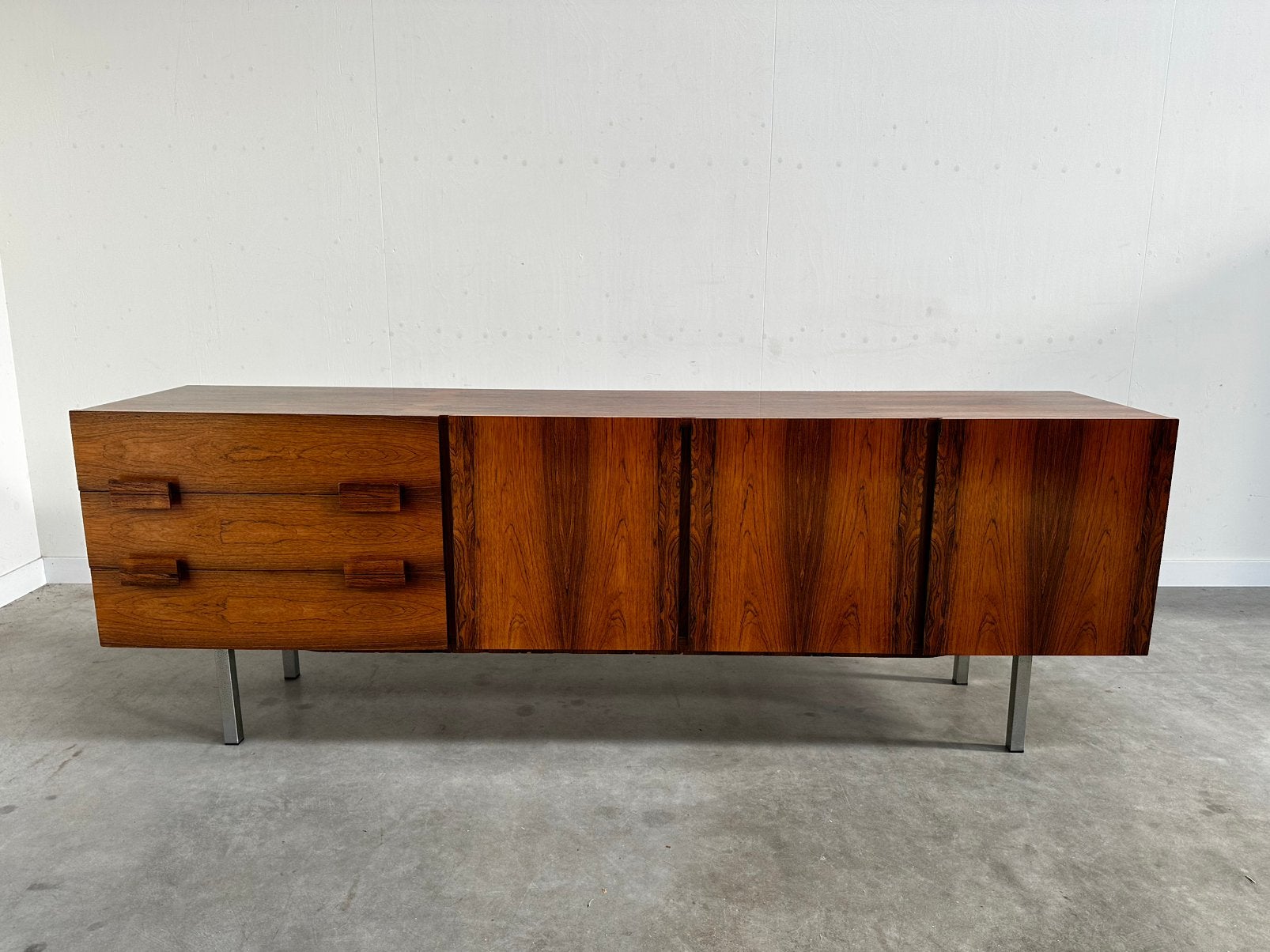 Vintage dressoir sideboard jaren 60 70 midcentury design, Huis en Inrichting, Kasten | Dressoirs, Gebruikt, Met deur(en), Mid century modern vintage design 60s