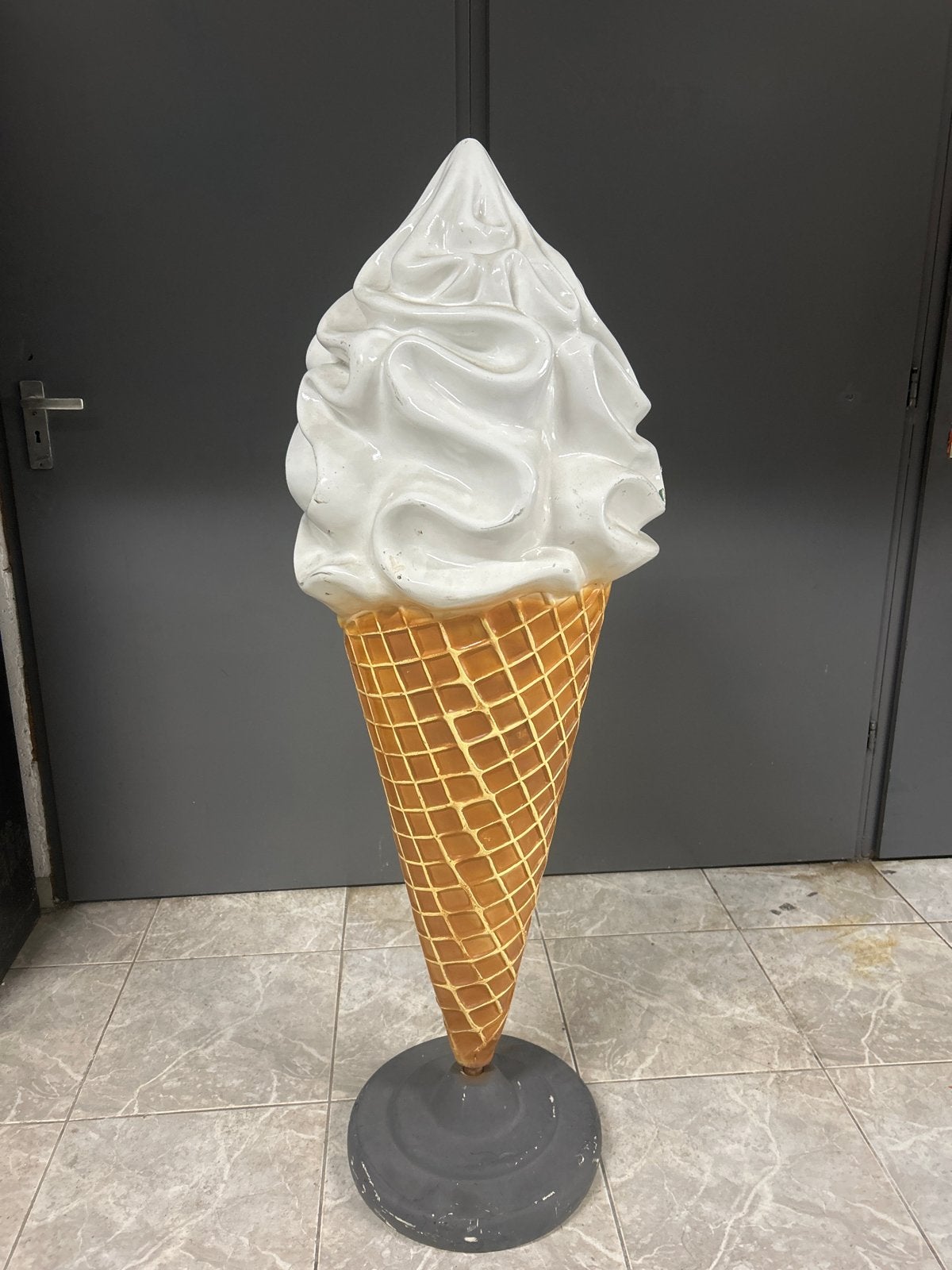 Grote ijshoorn decoratie - Perfect voor ijssalons!, Ophalen of Verzenden, Gebruikt