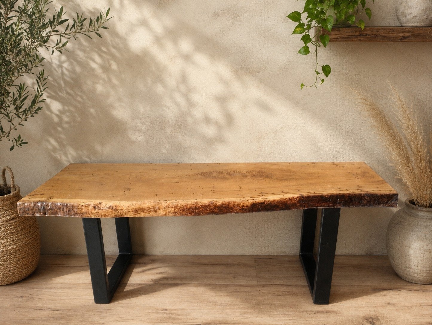 Boomstam gelakt salontafel/ bankje met metalen onderstel, 100 tot 150 cm, Zo goed als nieuw, Modern industrieel, Eikenhout