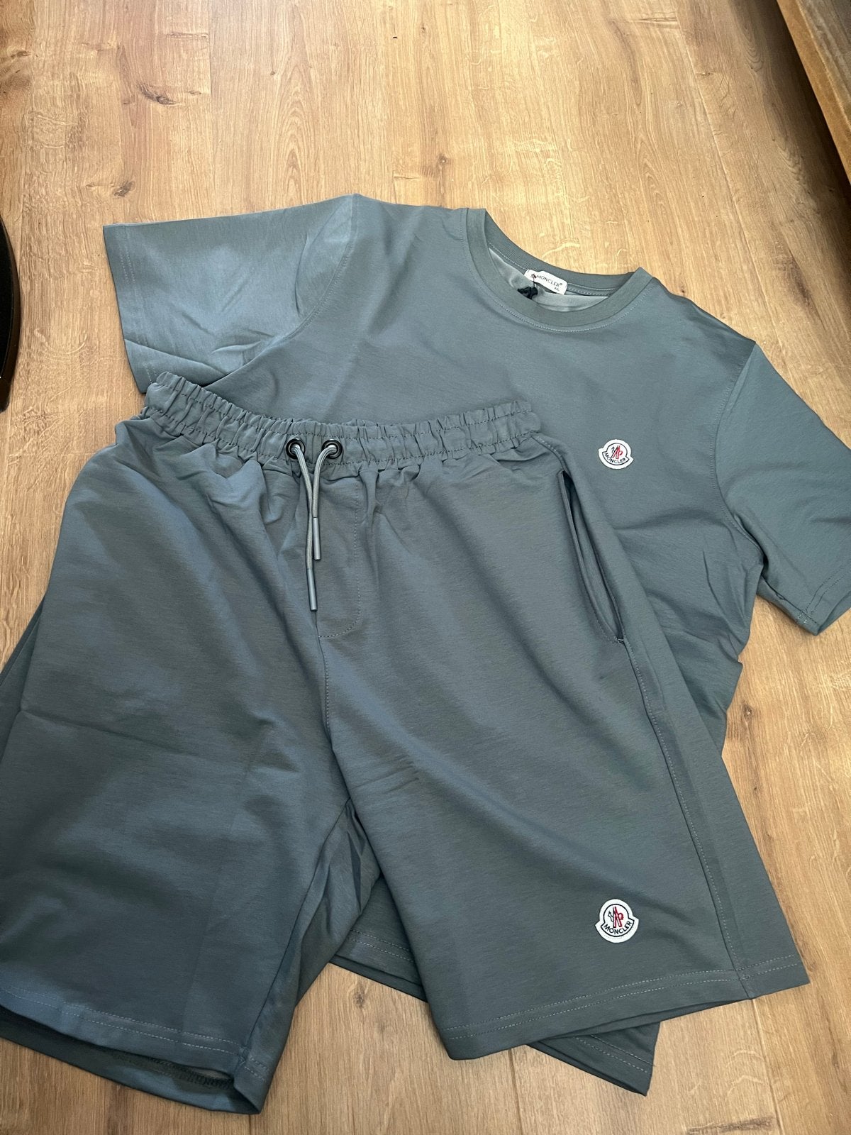 Moncler T-shirt en korte broek set - Nieuw, Ophalen of Verzenden, Nieuw