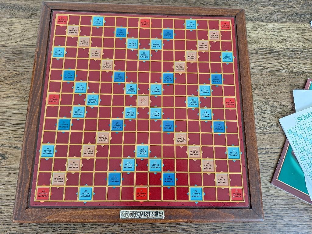 Scrabble Deluxe hout met draaiplateau, Hobby en Vrije tijd, Gezelschapsspellen | Bordspellen, Ophalen of Verzenden, Gebruikt, Mattel