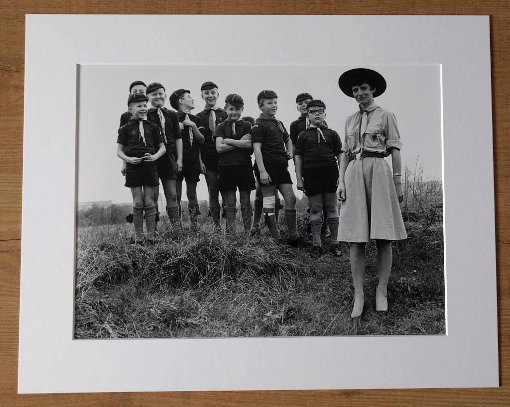 Steye Raviez - Padvinders met akela | Gesigneerd, Ophalen, 1960 tot 1980, Foto, Zo goed als nieuw