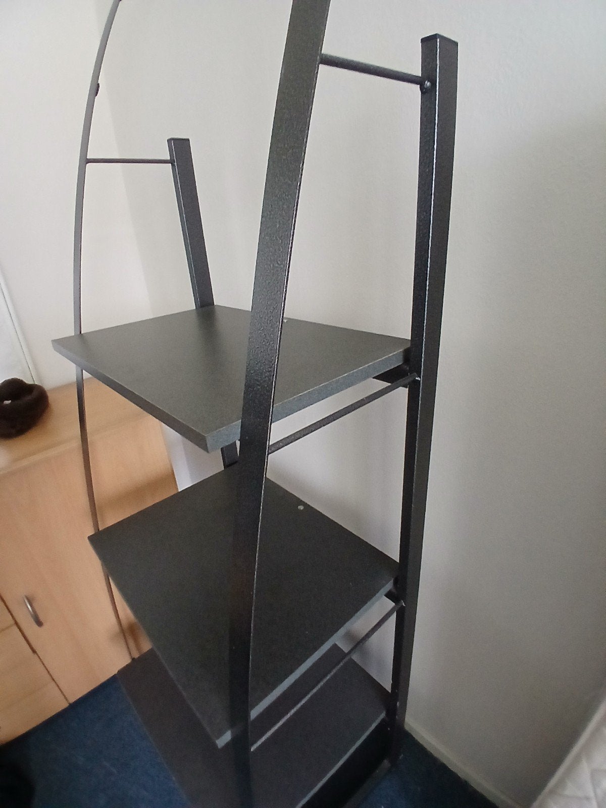 Zwart metalen rek met 3 planken, Huis en Inrichting, Kasten | Boekenkasten, Met plank(en), Gebruikt, Modern, Industrieel, Overige materialen