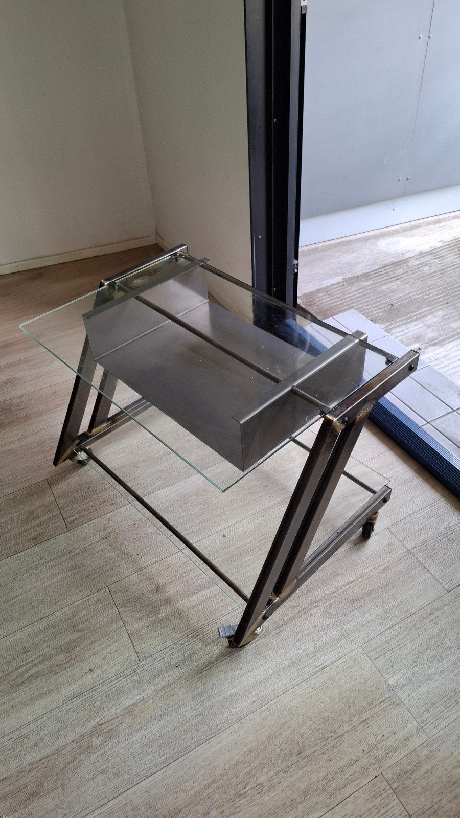 Glazen TV Meubel op Wieltjes met Metaal en Lasnate, Huis en Inrichting, Kasten | Televisiemeubels, Gebruikt, Glas, Industrieel, Modern, Origineel
