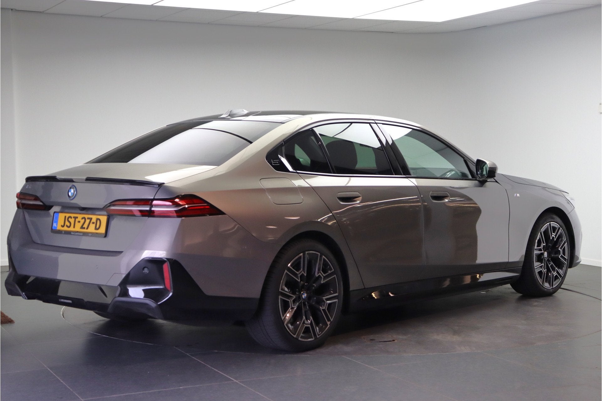 BMW i5 eDrive40 High Executive M Sport / Panoramadak / M Spo, Auto's, BMW, Achterwielaandrijving, Zwart, Met garantie (alle), 340 pk