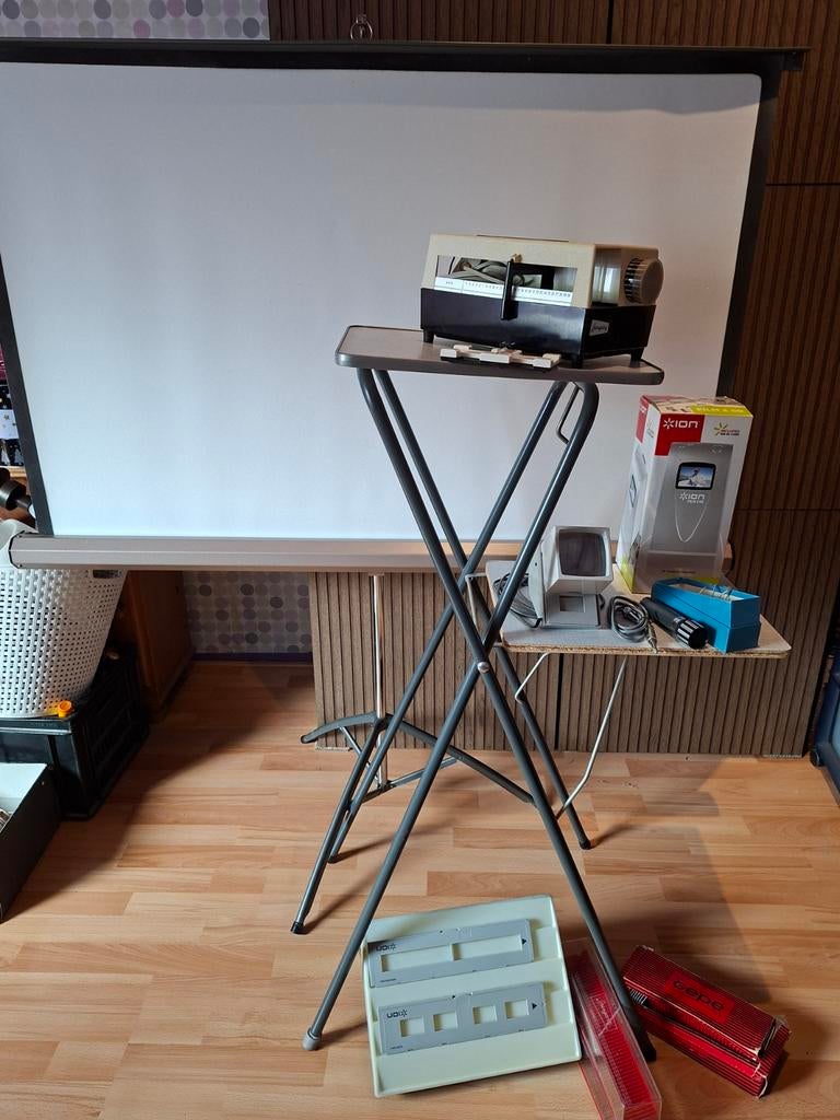 Diaprojector set met scherm en accessoires, Audio, Tv en Foto, Diaprojectors, Ophalen, Gebruikt, Met scherm