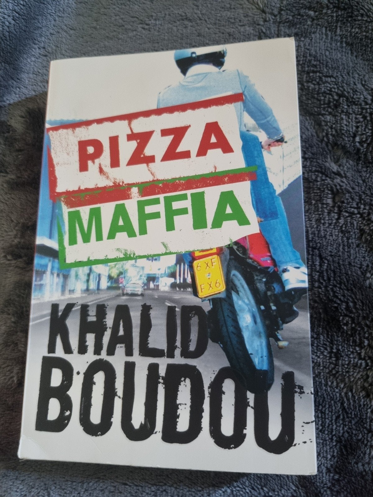 K. Boudou - Pizzamaffia, Ophalen of Verzenden, Zo goed als nieuw, K. Boudou