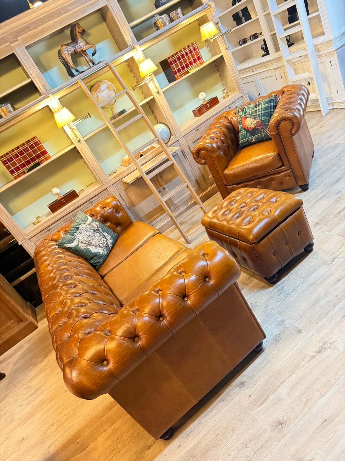 Chesterfield 3 & 1 & poef cognac leer, Huis en Inrichting, Ophalen, Info@chesterfieldjunkie.nl, The chesterfield brand, Engels