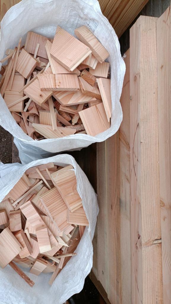 2 Zakken Douglas aanmaakhout schoon en droog bijna gratis, Tuin en Terras, Haardhout, Minder dan 3 m³, Ophalen, Overige houtsoorten