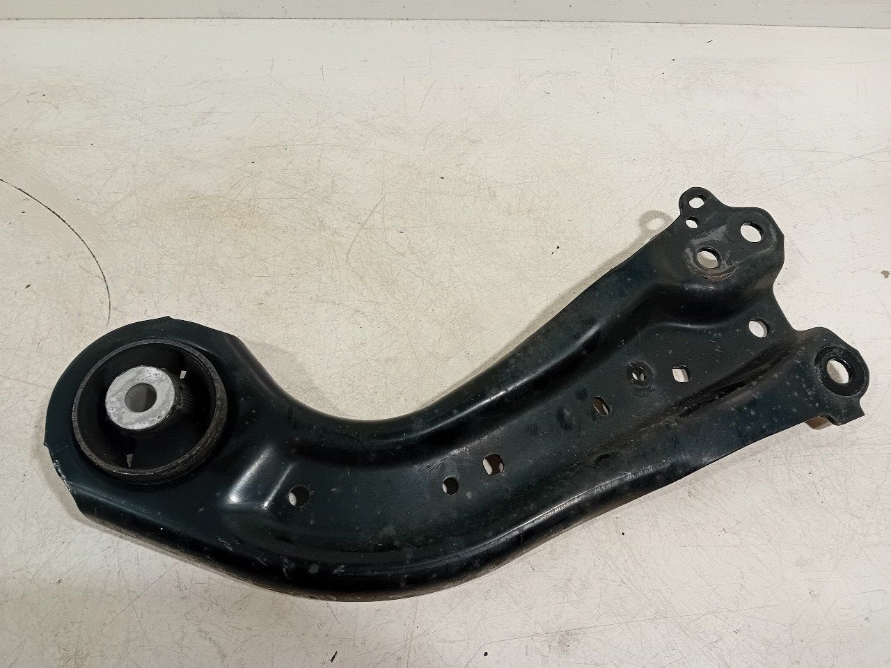 Draagarm links achter Lexus ES, Onderdelen@venauto.nl, Van der Ven Autorecycling B.V., Gebruikt, Ettenseweg 76, 4706 PB Roosendaal, The Netherlands