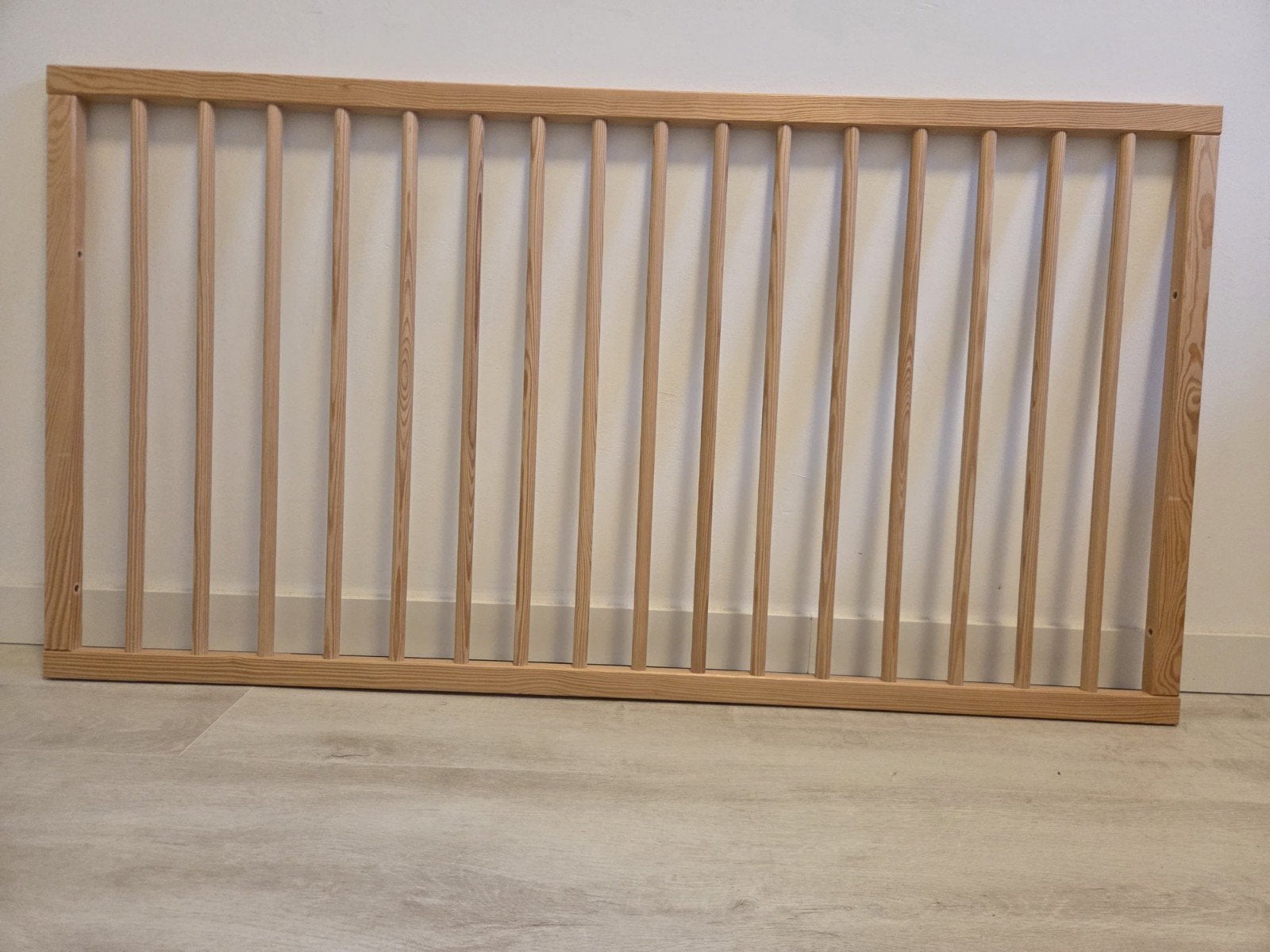 Wit houten babybedje met spijlen en lattenbodem, Ophalen, Gebruikt, 70 tot 85 cm, 140 tot 160 cm