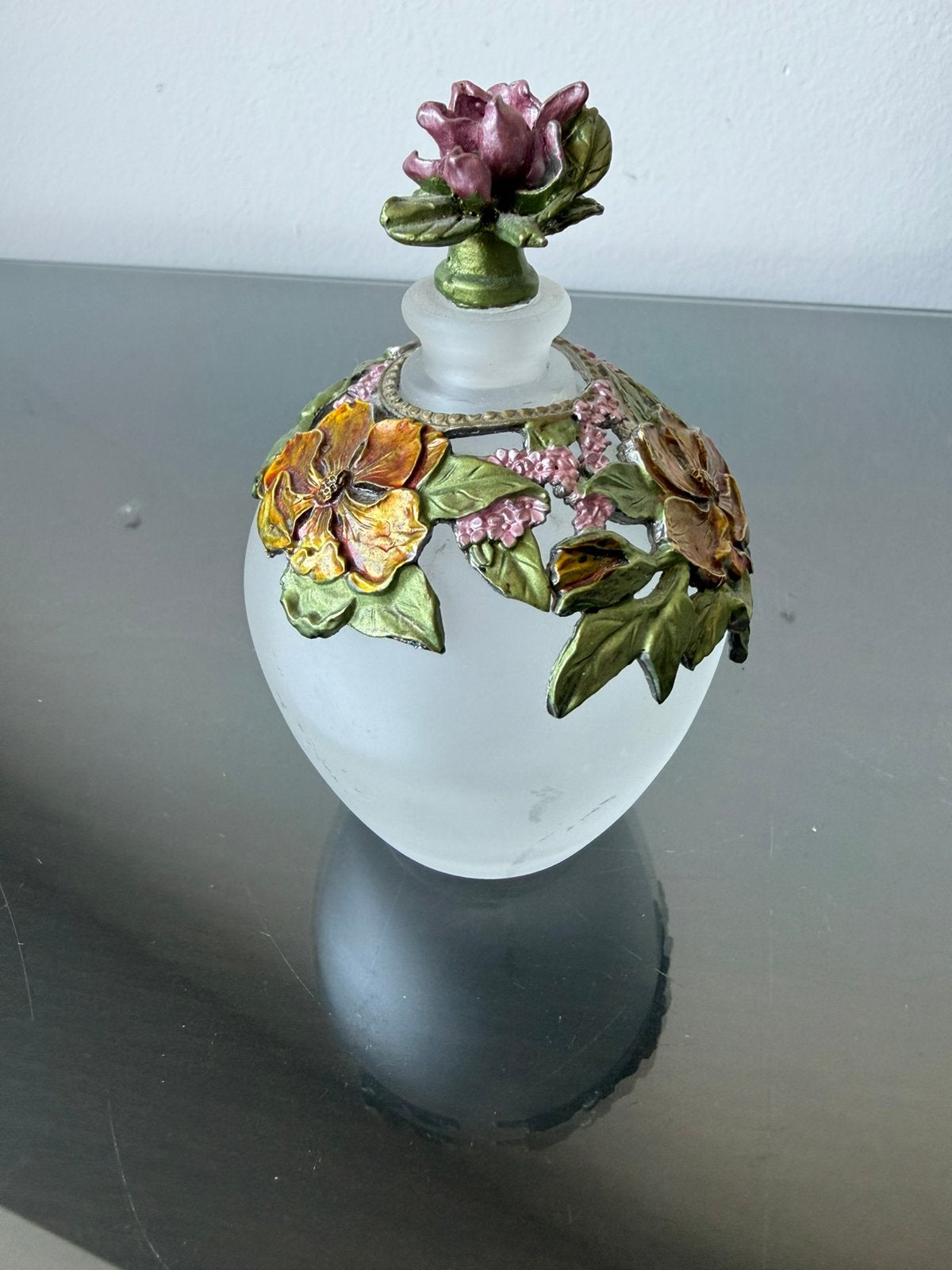 Prachtige parfumfles satijnglas met geëmailleerde bloemen, Verzamelen, Parfumverzamelingen, Ophalen of Verzenden, Zo goed als nieuw