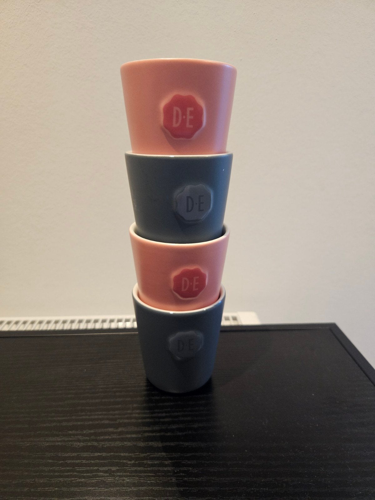 Douwe Egberts DE kopjes - 4 stuks (2 roze, 2 grijs), Ophalen of Verzenden, Zo goed als nieuw, Overige stijlen, Kop(pen) en/of Schotel(s)