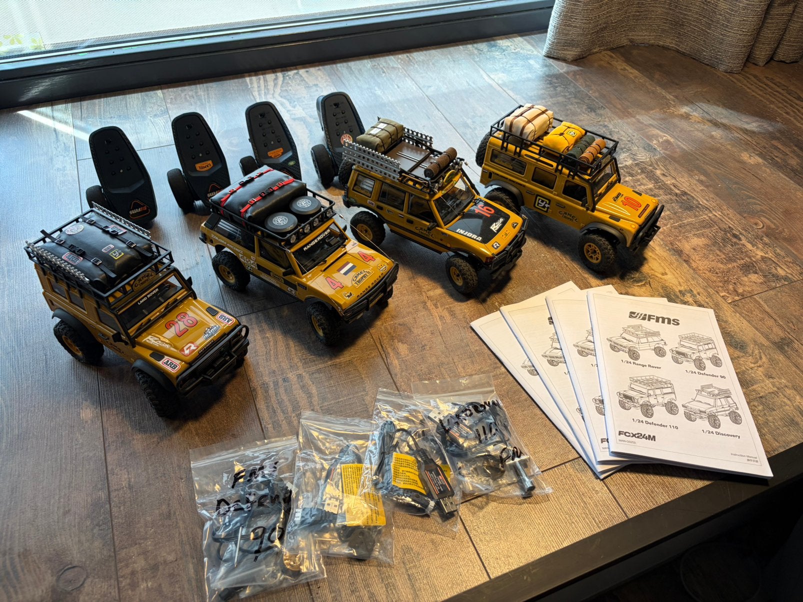 Fms 1:24 landrovers 4x, Ophalen of Verzenden, Zo goed als nieuw, Overige schalen, Auto offroad