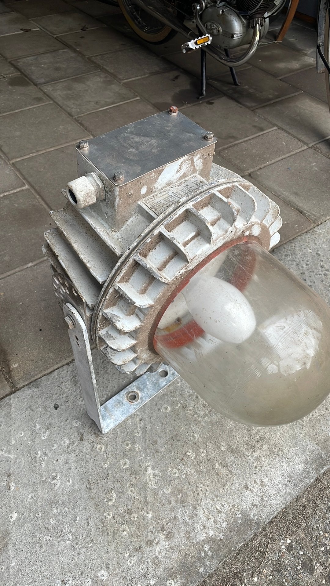 Robuuste bunkerlamp, Ophalen