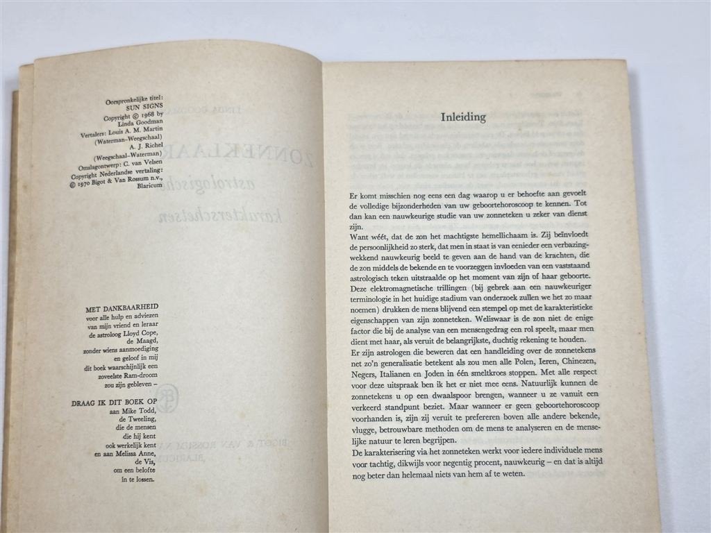 Zonneklaar — Astrologie per Sterrenbeeld 420p Goodman 1970, Boeken, Esoterie en Spiritualiteit, Ophalen of Verzenden, Gelezen