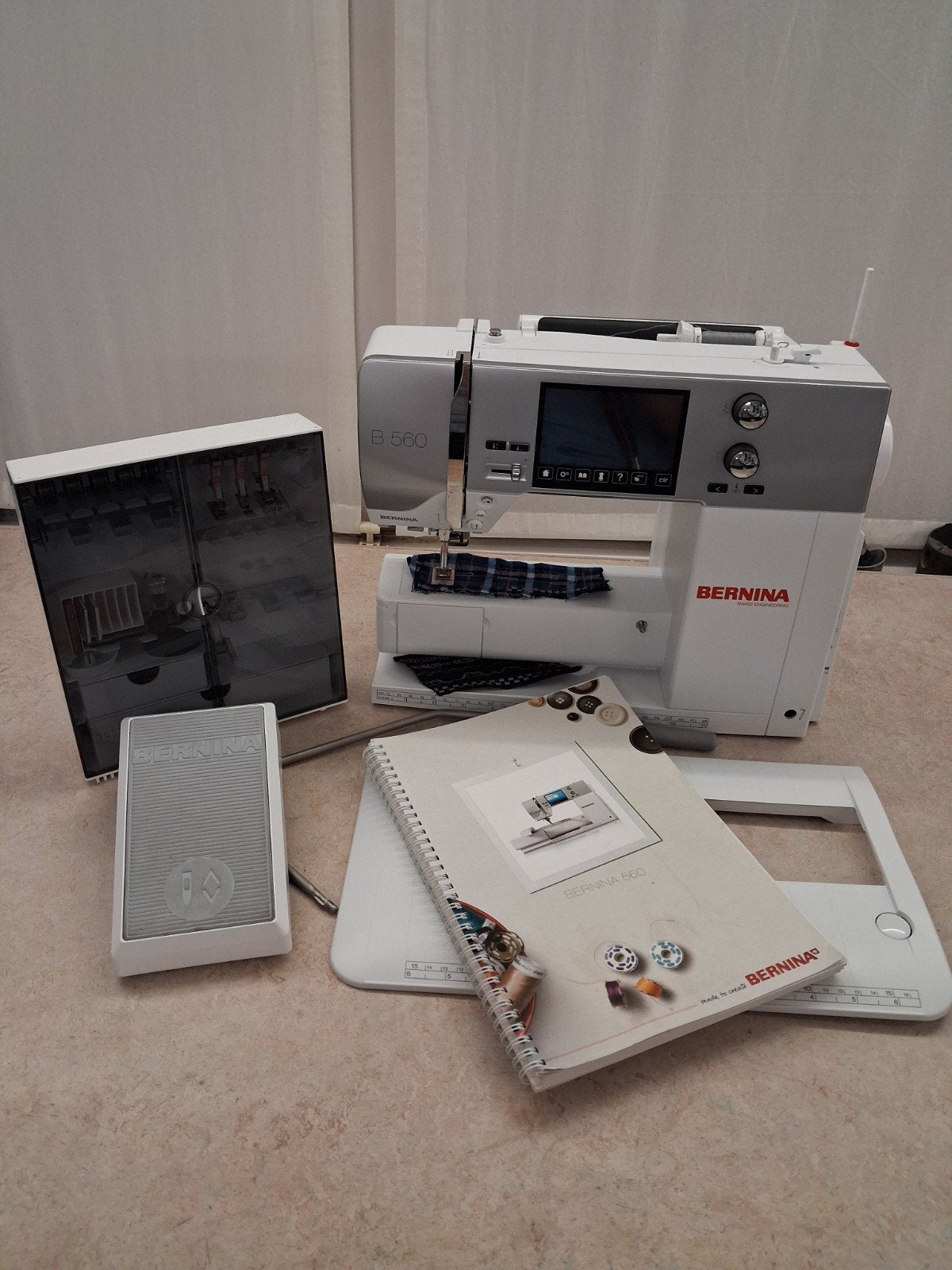 Bernina B 560 compleet in hoes boek etc, Hobby en Vrije tijd, Naaimachines en Toebehoren, Ophalen of Verzenden, Naaimachine, Bernina