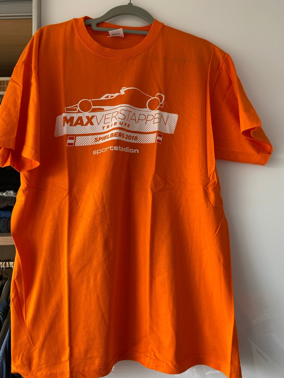 Max Verstappen Tribune Spielberg 2018 T-shirt - Maat L, Ophalen of Verzenden, Zo goed als nieuw, Maat 52/54 (L), Oranje