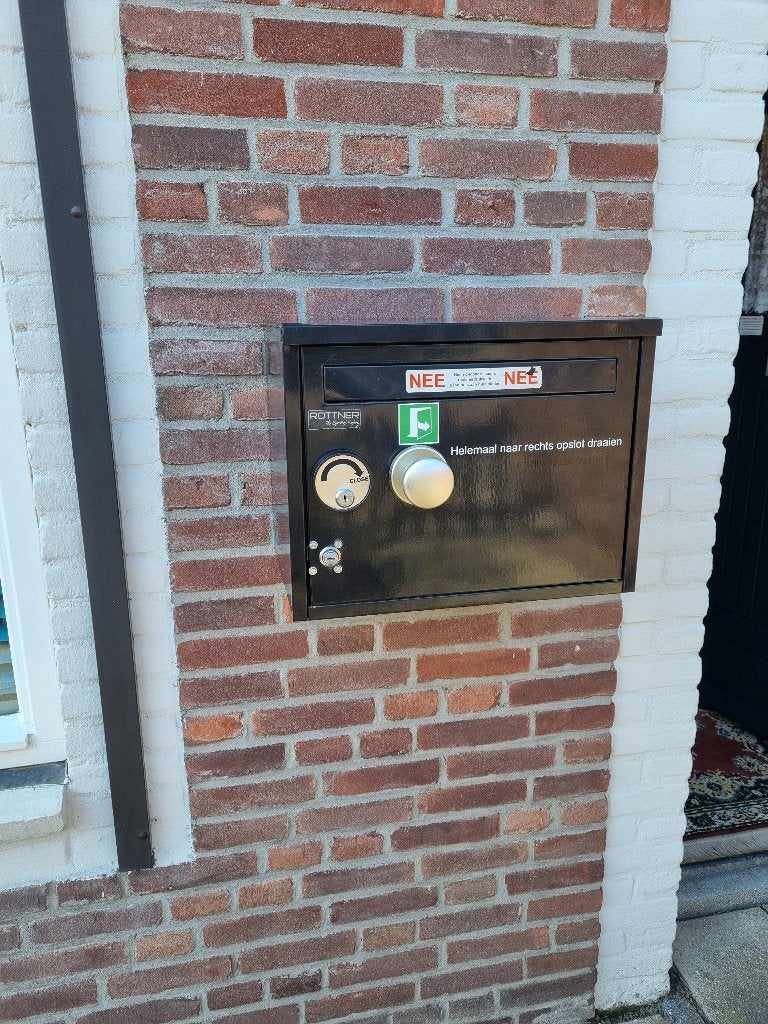 pakketkluis, Ophalen, Gebruikt, IJzer, Wandbrievenbus