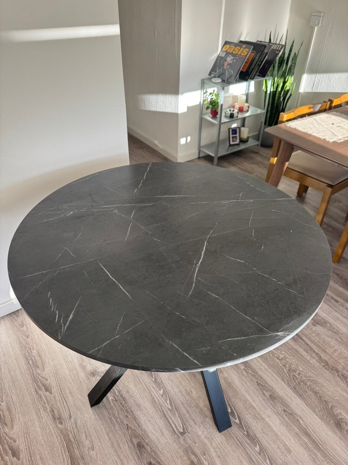 Ronde tafel 105 cm zwart marmer patroon IKEA Mariedamm, Huis en Inrichting, Ophalen, Zo goed als nieuw, Rond, 100 tot 150 cm