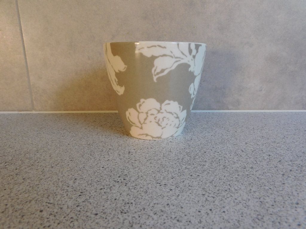 Latte Cup 300 ml. Beige Bloem Green Gate Copenhagen, Keramiek, Ophalen of Verzenden, Zo goed als nieuw, Overige stijlen