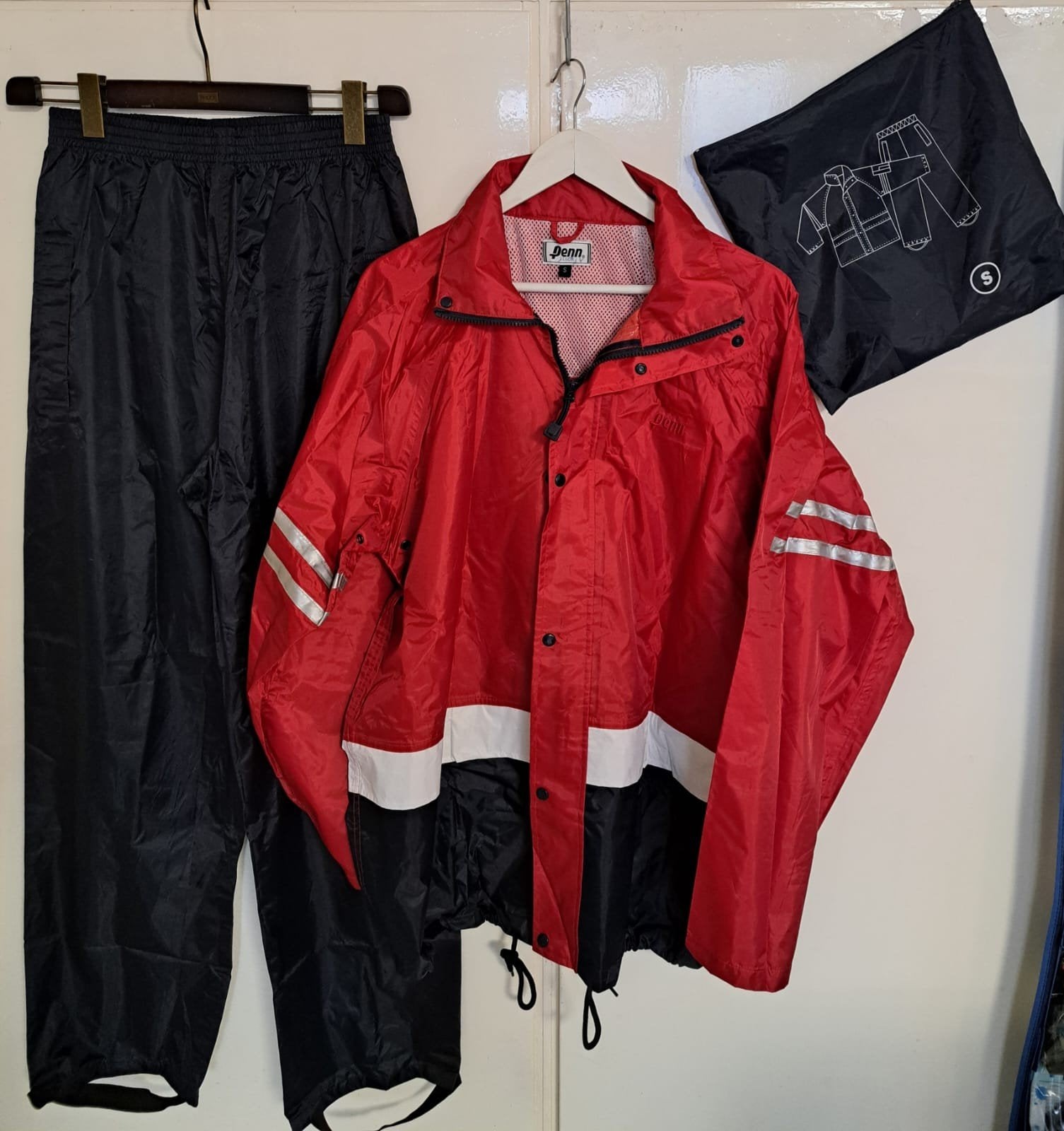 Regenpak maat S regenkleding
jas met capuchon regenpak  lekk, Ophalen of Verzenden, Zo goed als nieuw