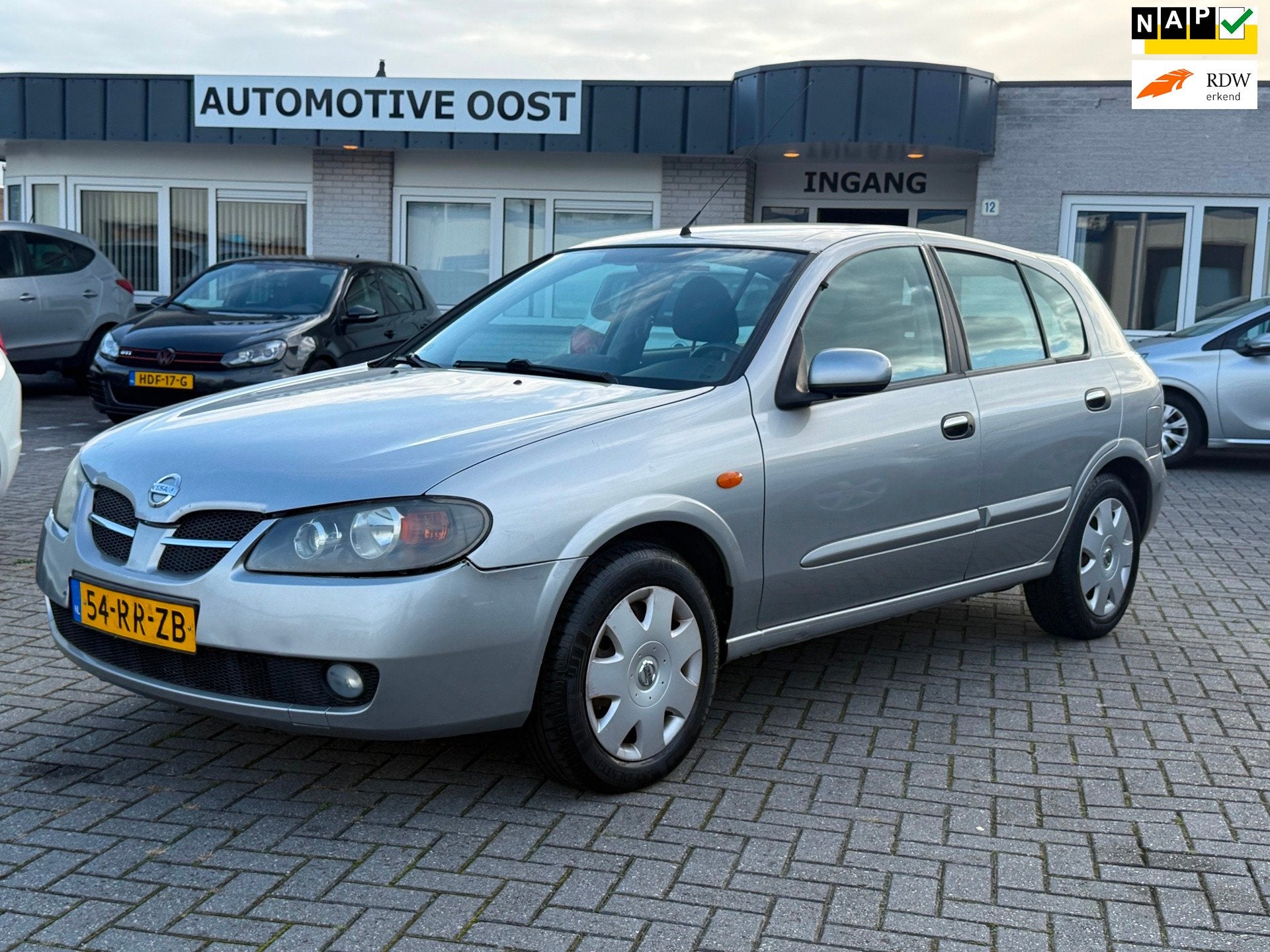 Nissan Almera 1.8 Acenta Automaat|Airco|Trekhaak!, Auto's, Stof, Gebruikt, Zwart, 4 cilinders
