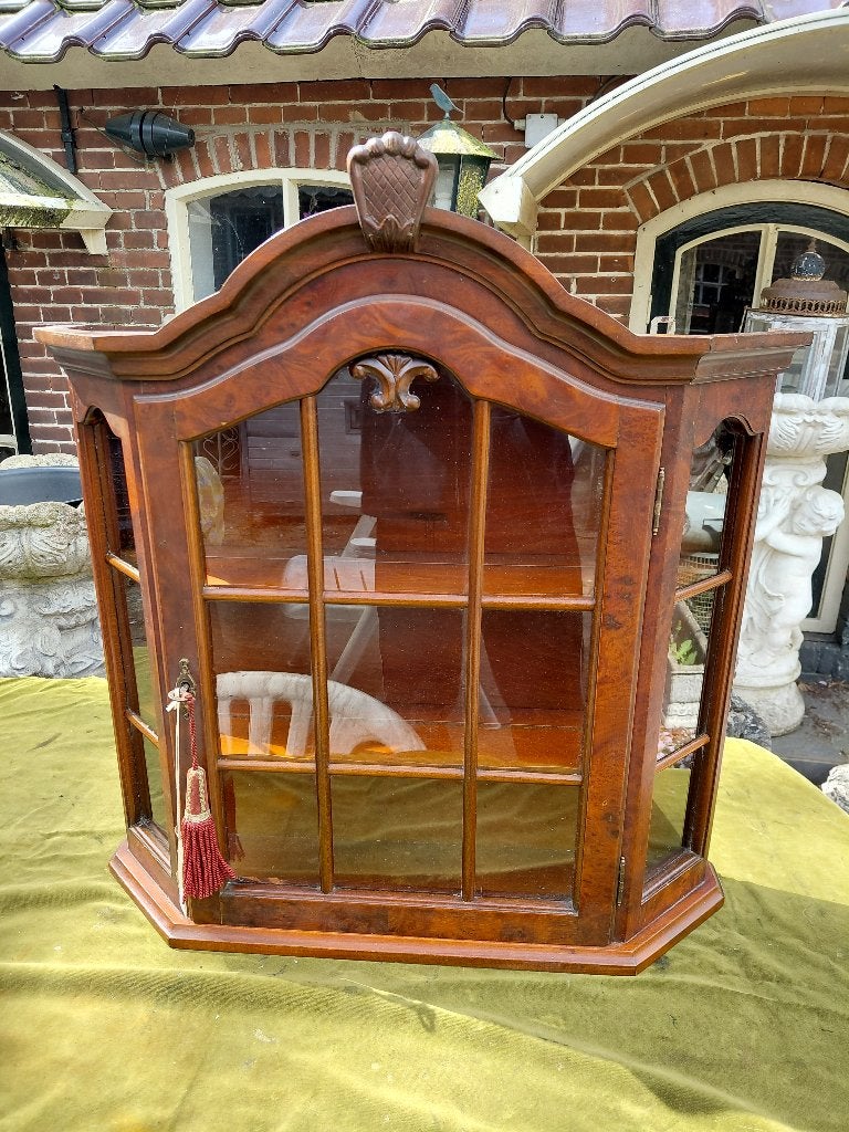 Wortelnoten hangvitrine, zgn. porseleinkastje., Ophalen