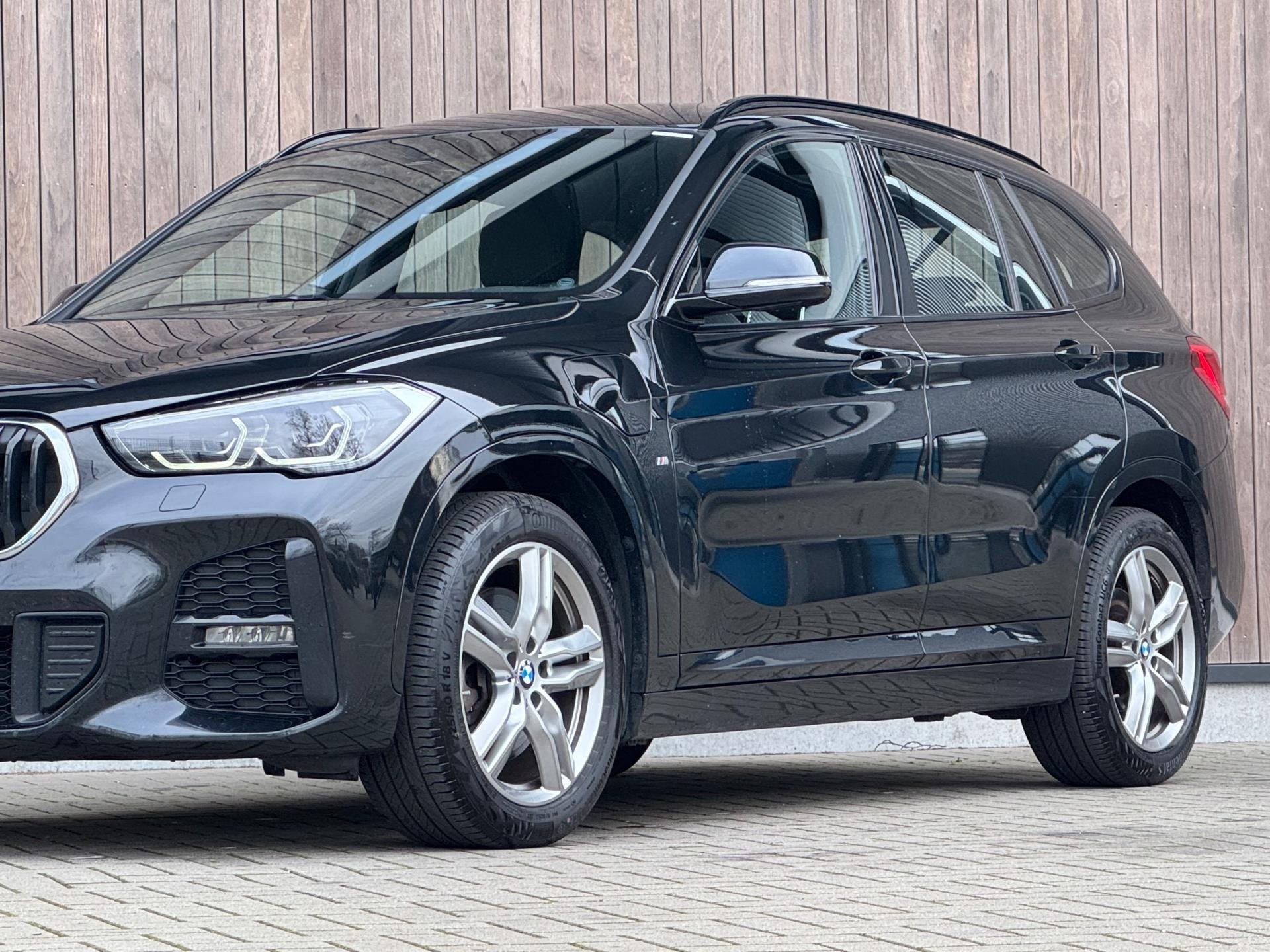 BMW X1 XDrive25e High Executive / M-Sport / Dealer Onderh /, Dealer onderhouden, Gebruikt, Leder en Stof, Zwart