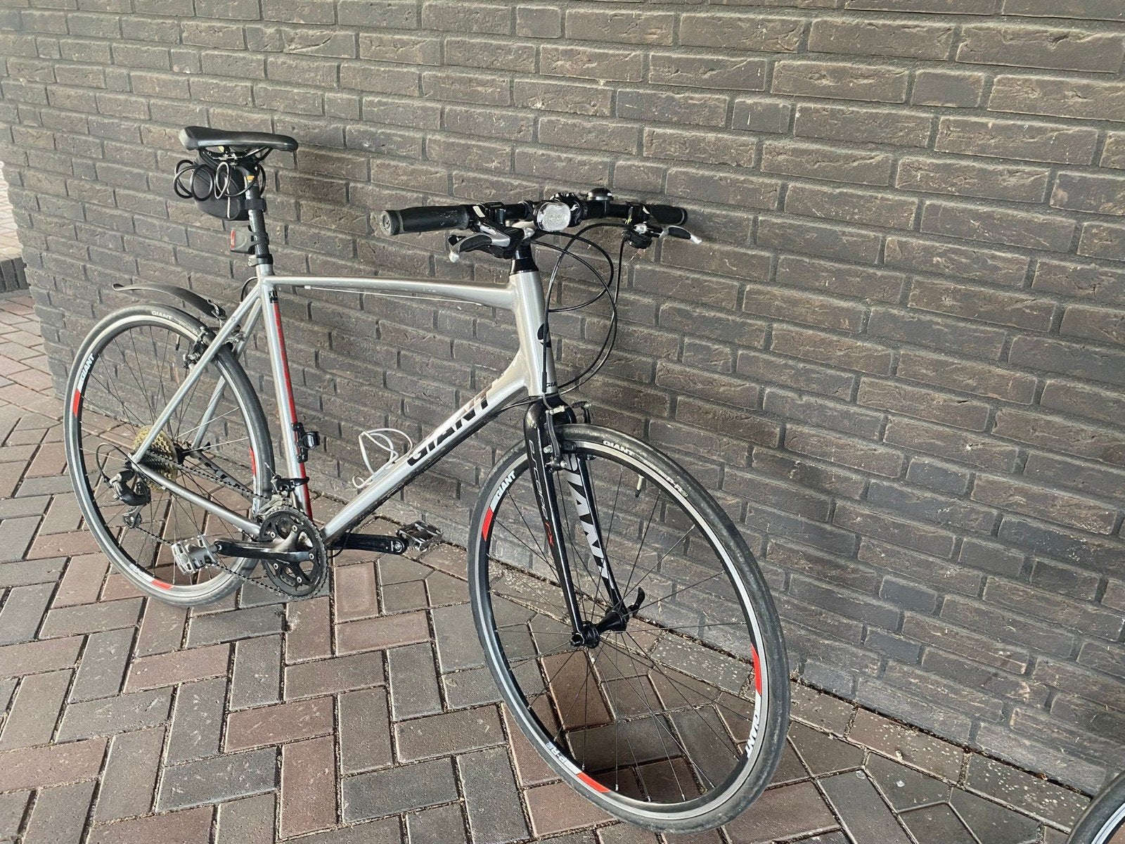 Giant+B-Twin 2 Hybride Fiets - Zo goed als nieuw, 28 inch, Velgrem, Zo goed als nieuw, Meer dan 20 versnellingen