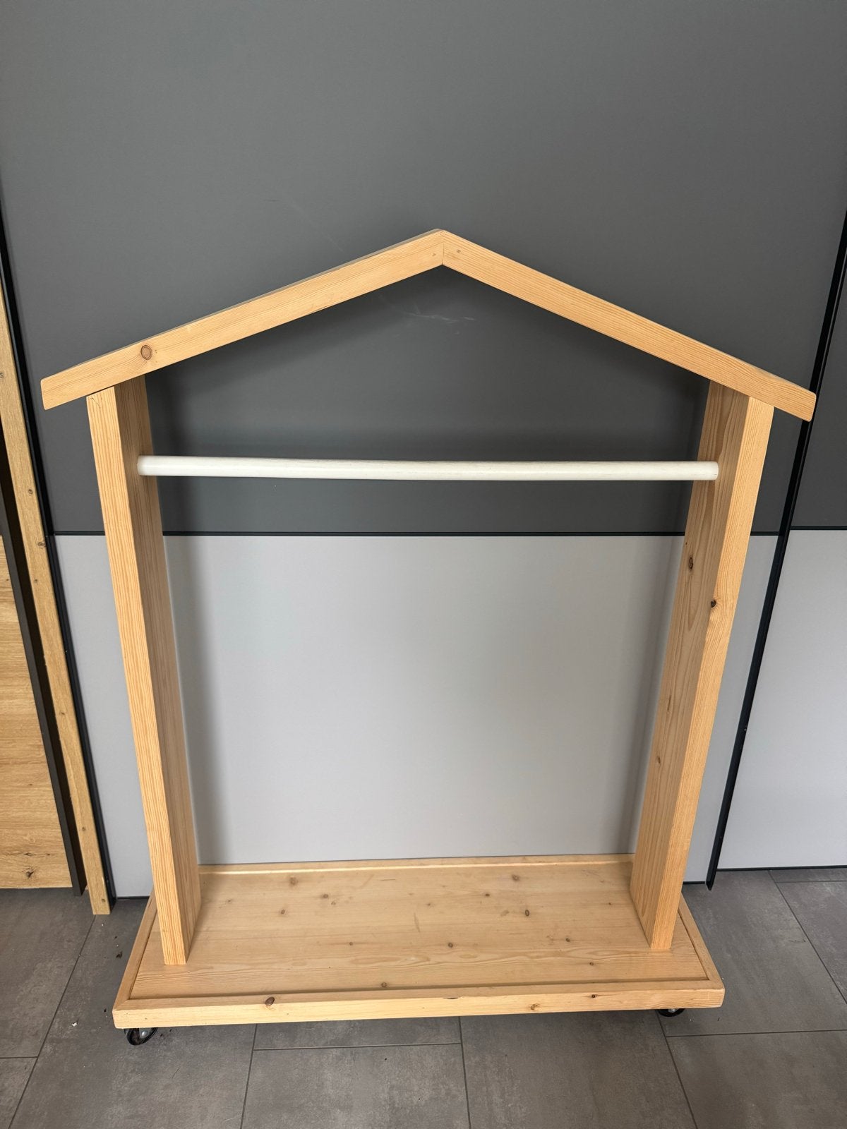 Houten kledingrek in huisvorm met wielen, Ophalen, Met wielen, Zo goed als nieuw