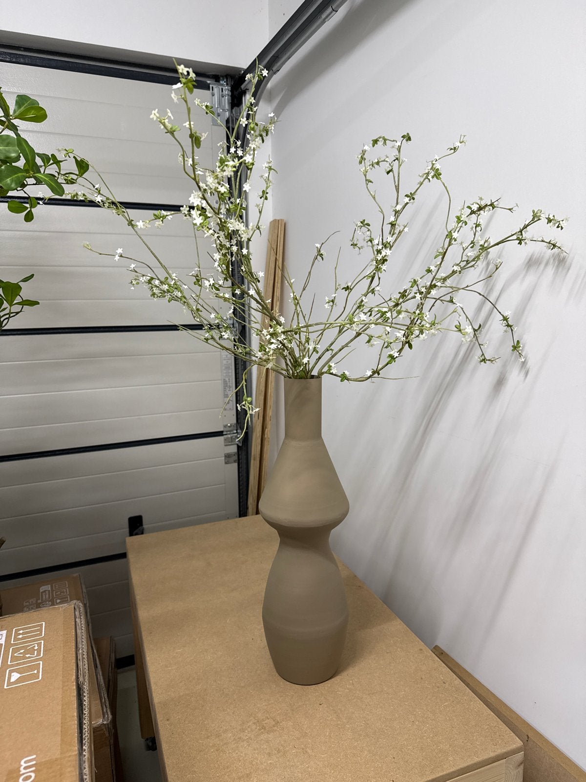 Hoge vaas met kunstbloesem takken, Ophalen, Binnen, Gebruikt, Beige