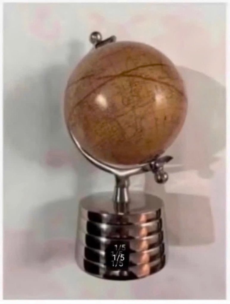 Mooie wereldbol, woondecoratie, op mooie voet 25 cm hg, Nieuw, Ophalen of Verzenden, X, X