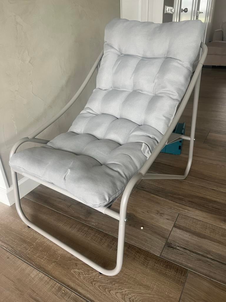 Nieuwe lounge stoel met kussen - Grijs, Tuin en Terras, Ophalen of Verzenden, Zo goed als nieuw