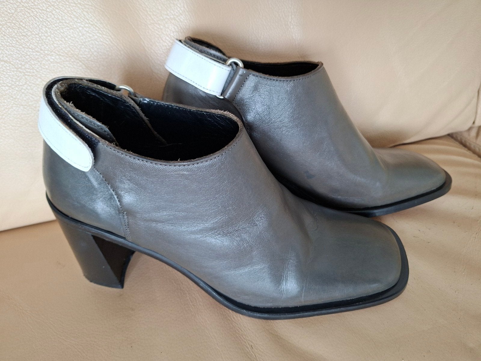 Special design lederen Lillian Sanderson pumps maat 40, Ophalen of Verzenden, Zo goed als nieuw, Grijs