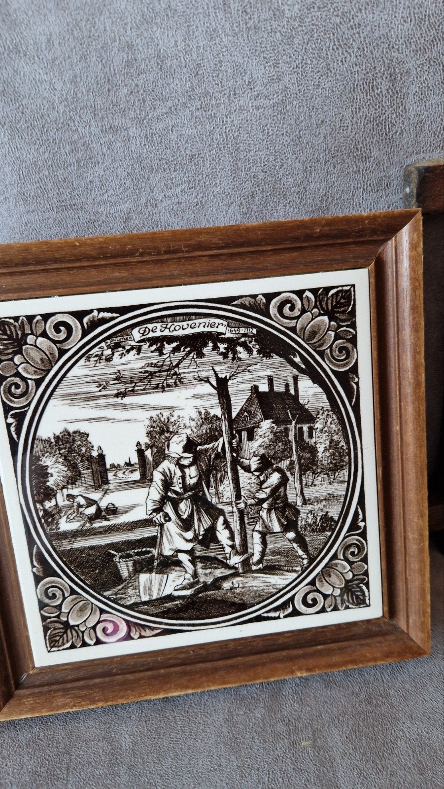 Set van 2 ingelijste plateel tegels: De Hovenier,De S, Ophalen of Verzenden