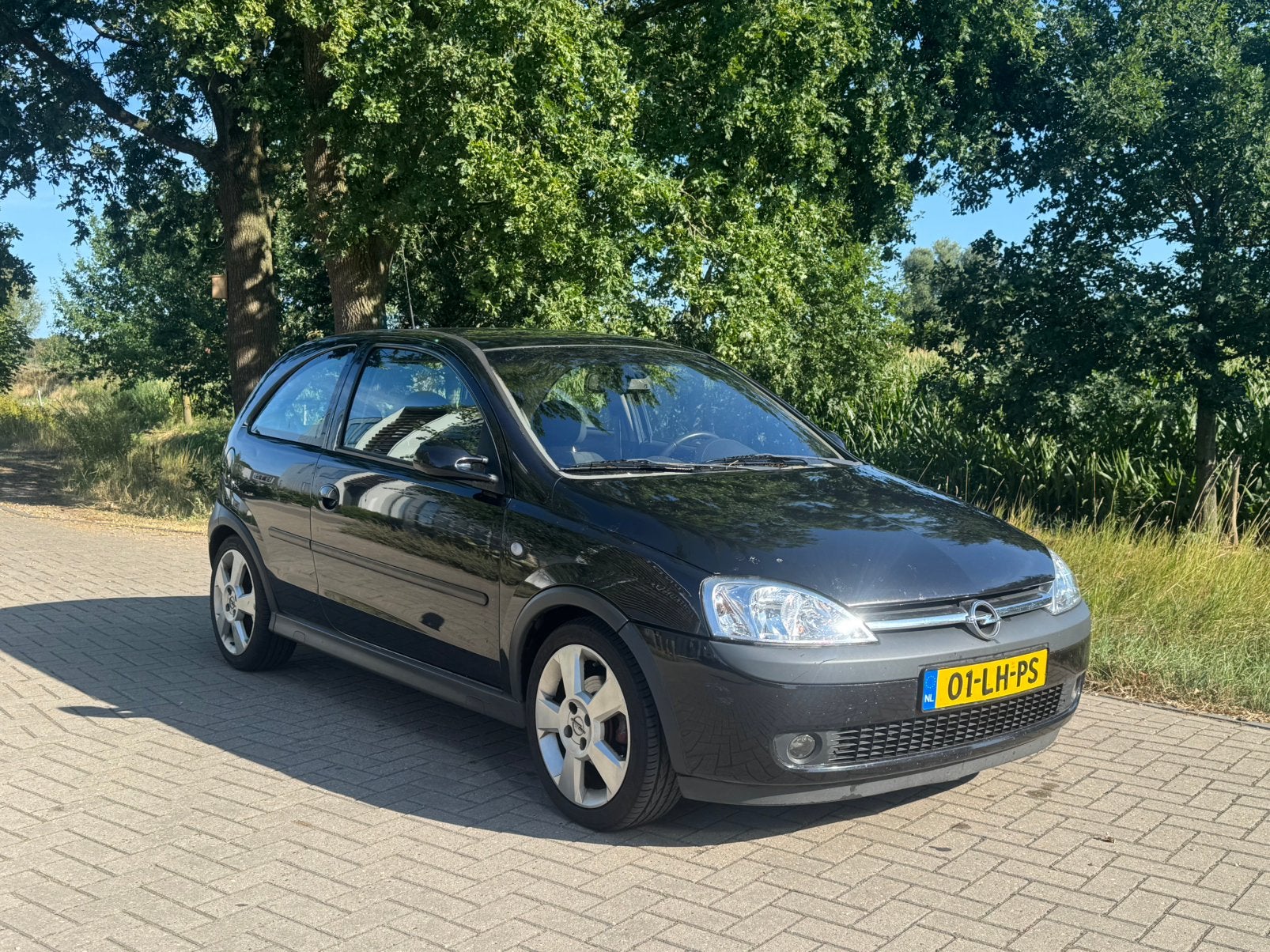 Opel Corsa 1.8 16V 3D 2003 Zwart, 40 €/maand, 4 cilinders, 1796 cc, Zwart