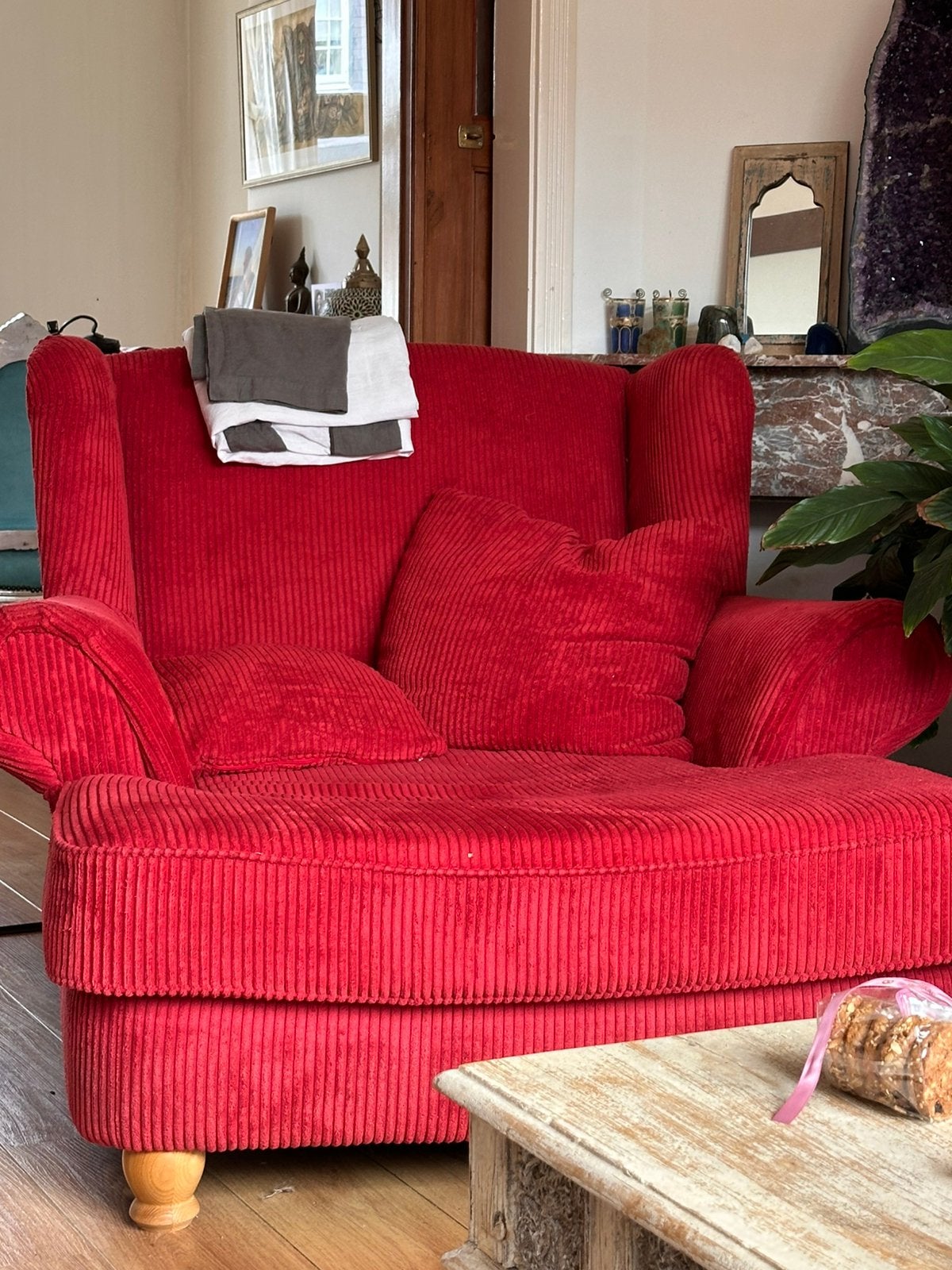 Rode ribstof love seat, Ophalen, Tweepersoons, 75 tot 100 cm, Zo goed als nieuw