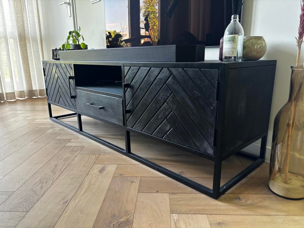 TV-meubel mangohout met visgraatpatroon en stalen frame, Ophalen, 150 tot 200 cm, Zo goed als nieuw, Minder dan 100 cm