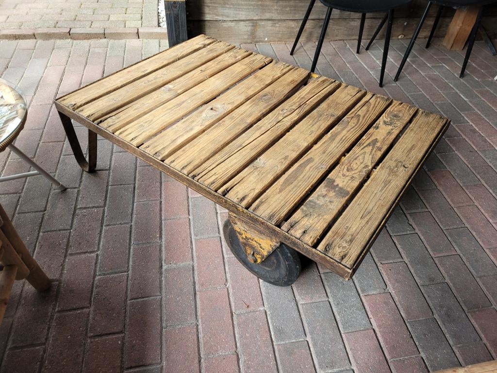 Industriële salontafel met houten blad en wielen, Gebruikt, 100 tot 150 cm, 50 tot 100 cm, Industrieel, robuust, vintage