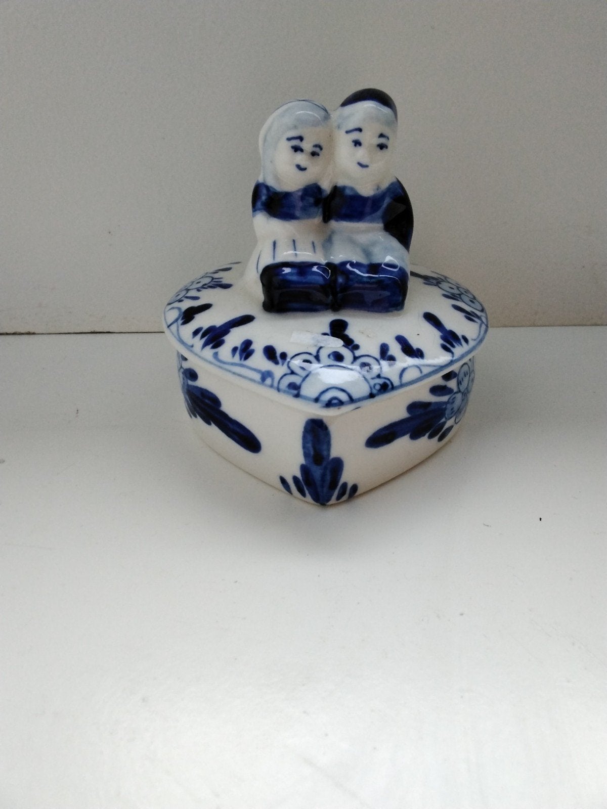 Delfts Blauw Hartvormig Doosje met Beeldje, Verzenden