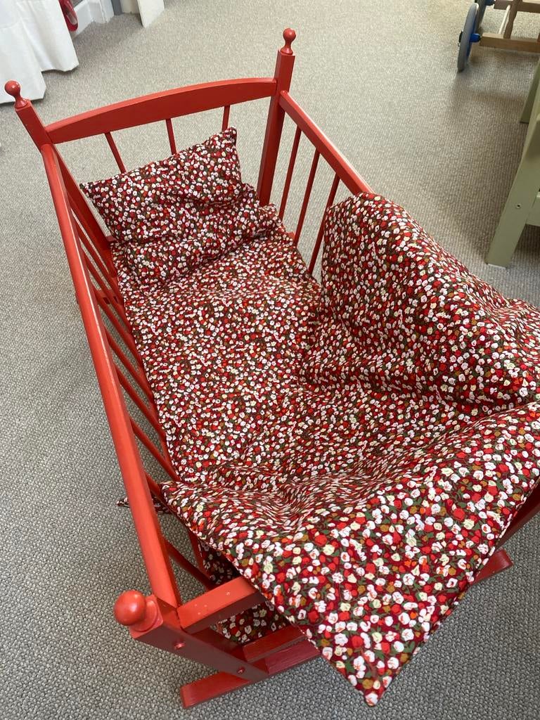 Houten poppenwieg met bloemenbeddengoed, Ophalen, Gebruikt, Toebehoren
