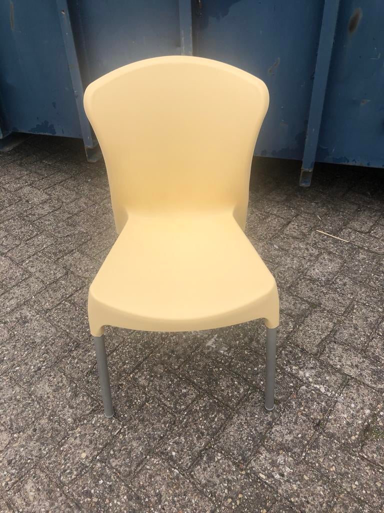 Lichtgele kunststof stoel met metalen poten, Nvtnvt, Kunststof, Gebruikt, Overige kleuren