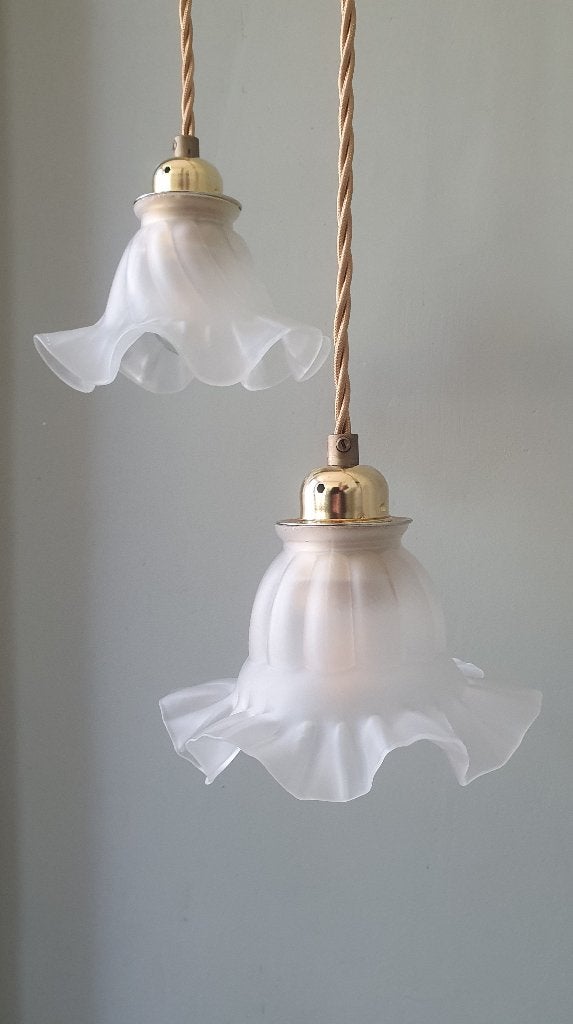 Antieke Glazen Hanglampen. Bloemvorm in Frosted glas, Gebruikt, Glas, #VintageLamp #ArtNouveau #Klassiek #Antiek #Mid Century
