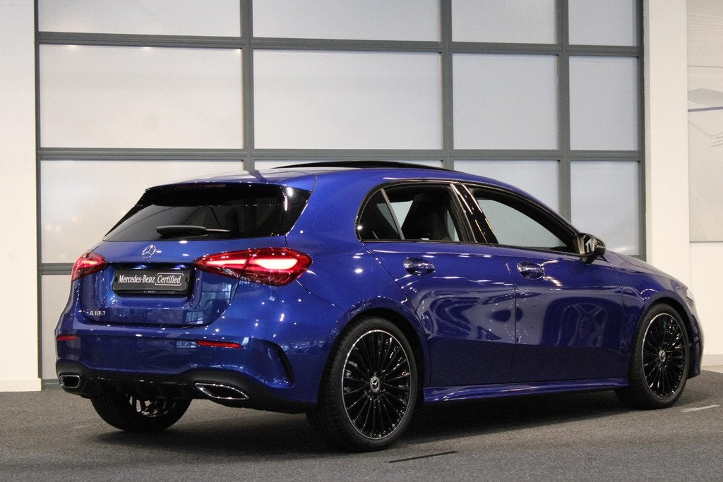 Mercedes-Benz A-Klasse Hatchback 180 Star Edition AMG Line P, 136 pk, Gebruikt, 4 cilinders, Blauw