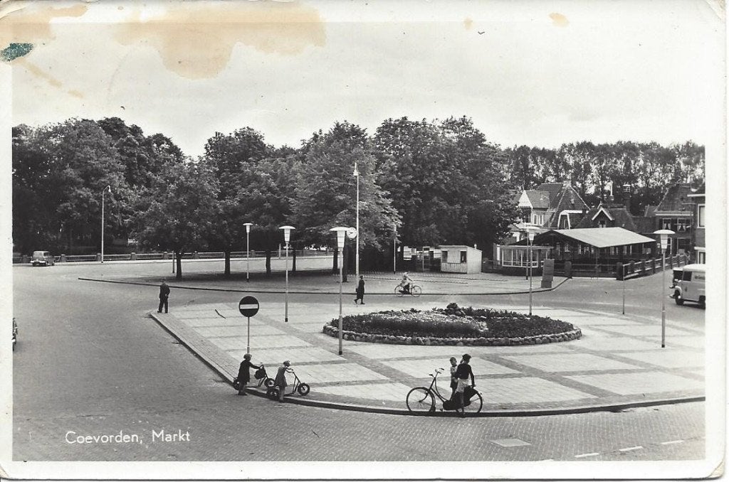Coevorden (Dr.) Markt, Volk, gelopen 1957, Verzamelen, Ansichtkaarten | Nederland, Ophalen of Verzenden, 1940 tot 1960, Gelopen